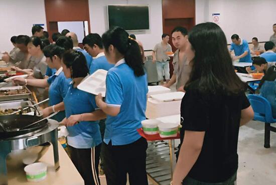 食堂承包公司不榨取員工伙食費靠什么賺錢？